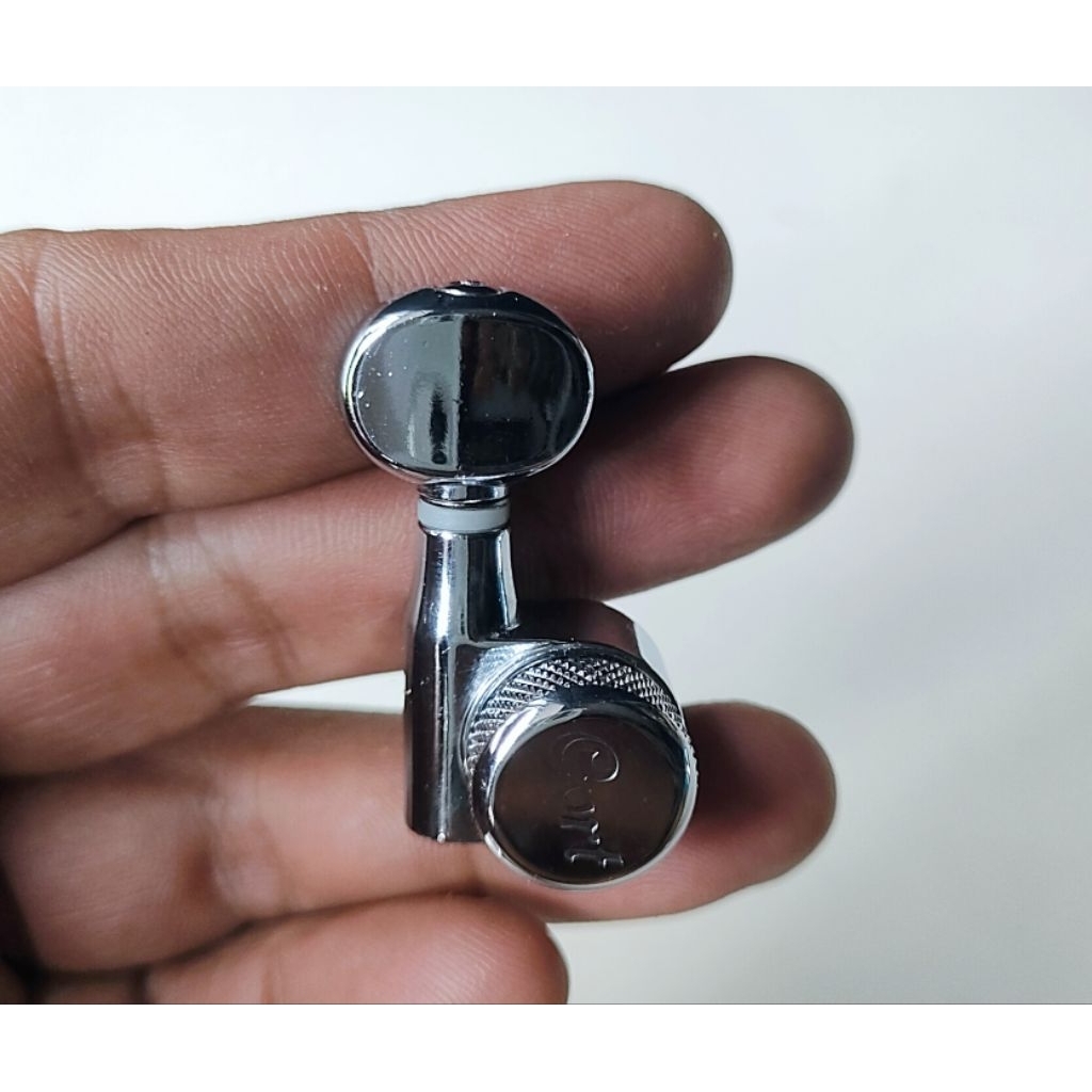 Dryer gitar locking Cort warna chrome posisi kanan atas