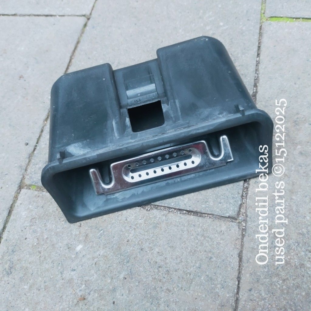 asbak dalam dashboard Peugeot 306