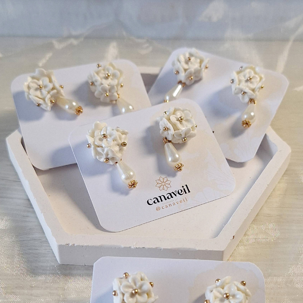 Hydrangea White Earrings / Anting Hydrangea Putih