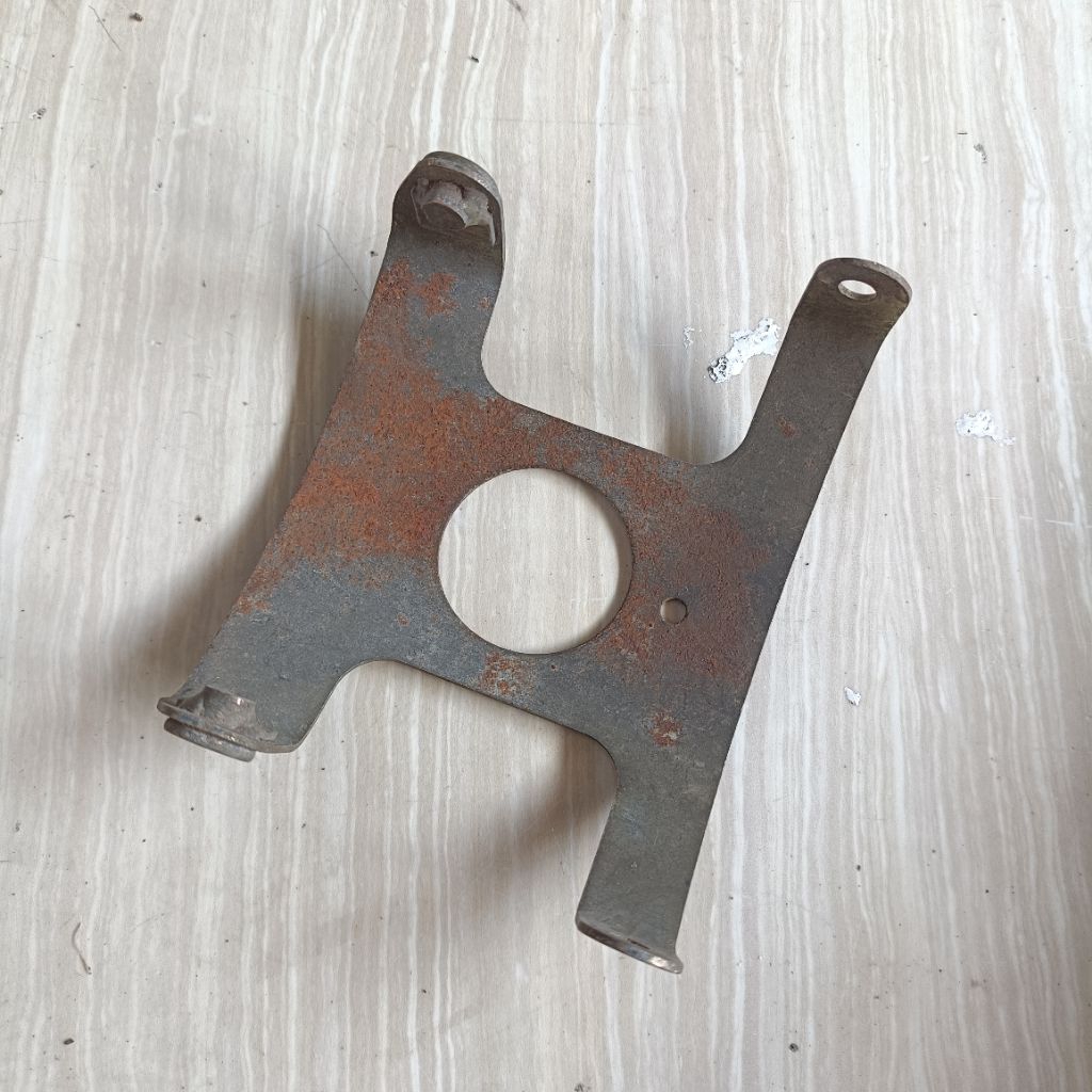 Brecket bracket breket braket pangkon dudukan slebor spakbor depan Honda Megapro monoshock megapro m