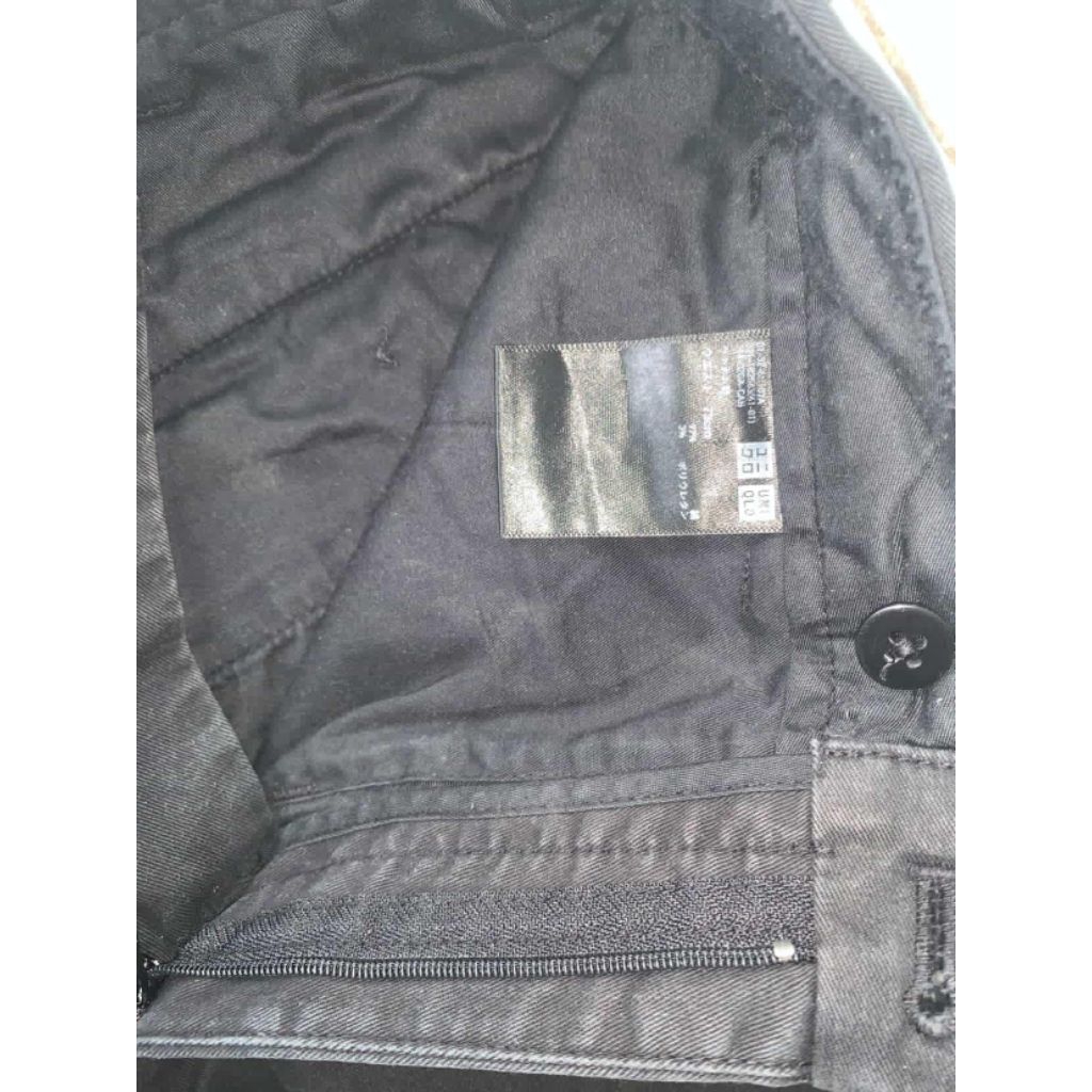 celana jeans hitam UNIQLO