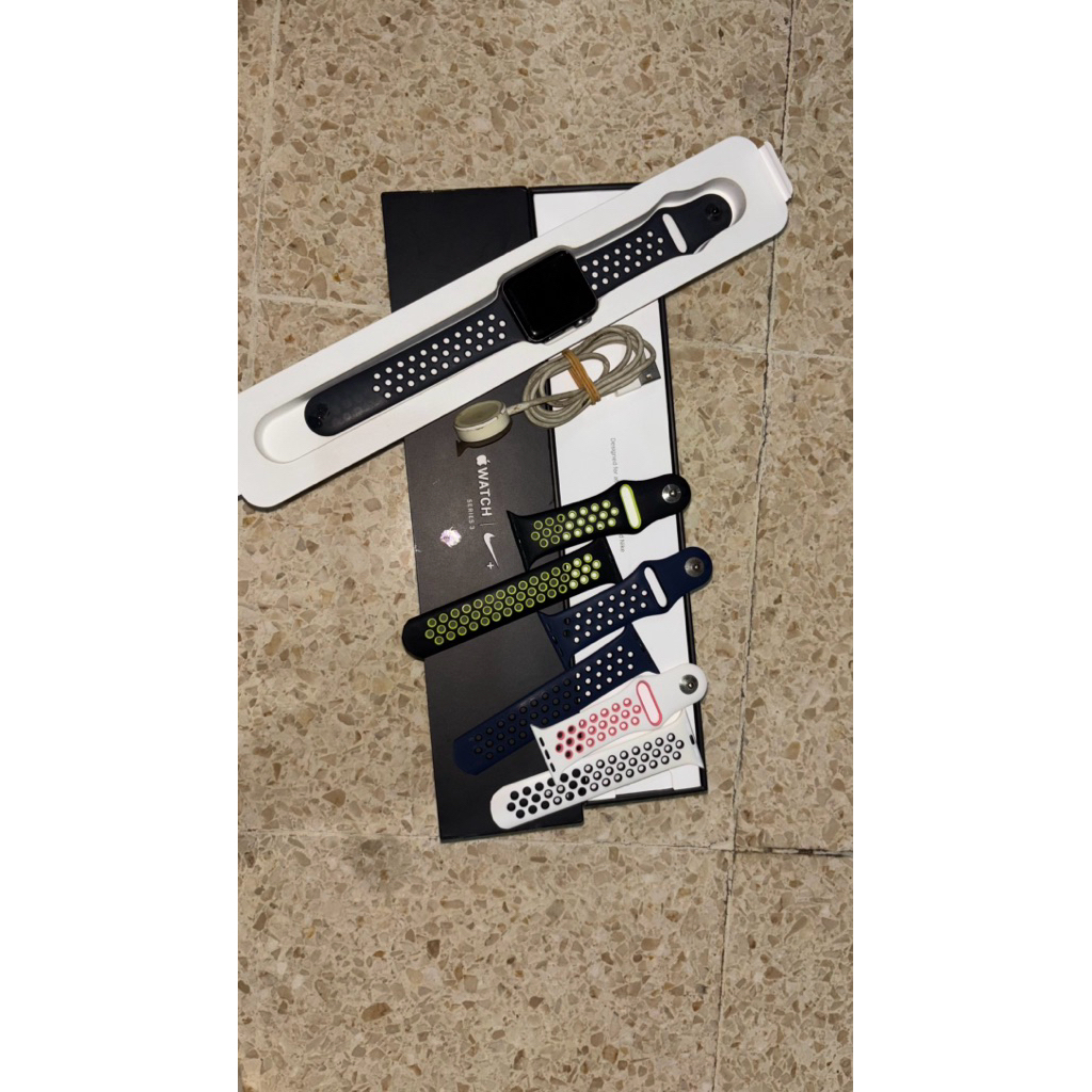 Apple iWatch Series 3 Nike 42mm (Bekas) & Apple iWatch SE gen 2 40mm (Bekas)