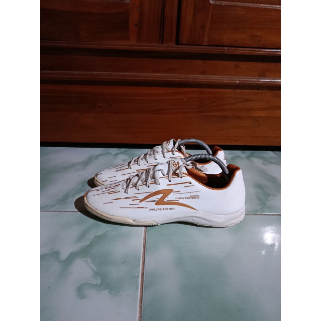 sepatu futsal specs ls reborn pale gold sz 42, kondisi second, sepatu only.