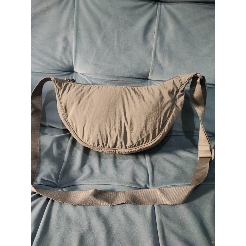 tas sling bag Uniqlo