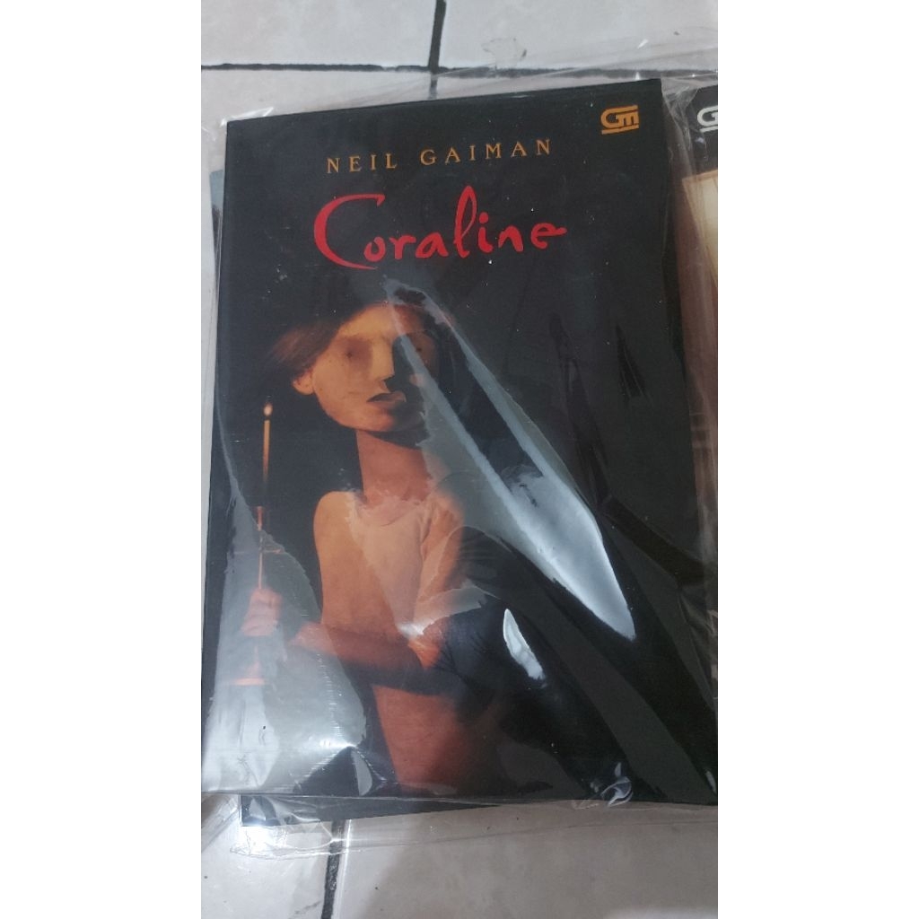 Novel Coraline by Neil Gaiman Original Gramedia