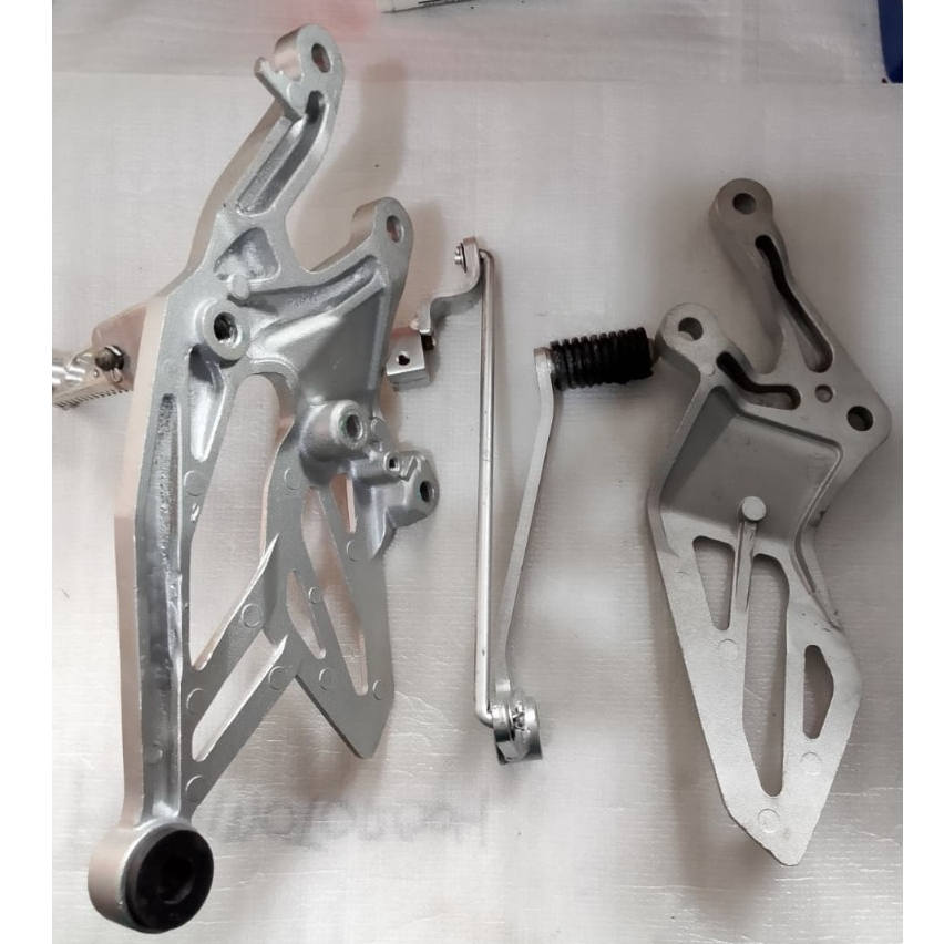 FOOTSTEP DEPAN SET KANAN KIRI YAMAHA R15 V3 VVA ORIGINAL