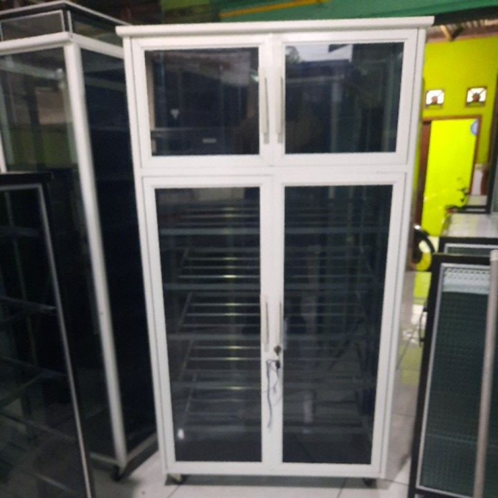 rak sepatu helm kaca riben