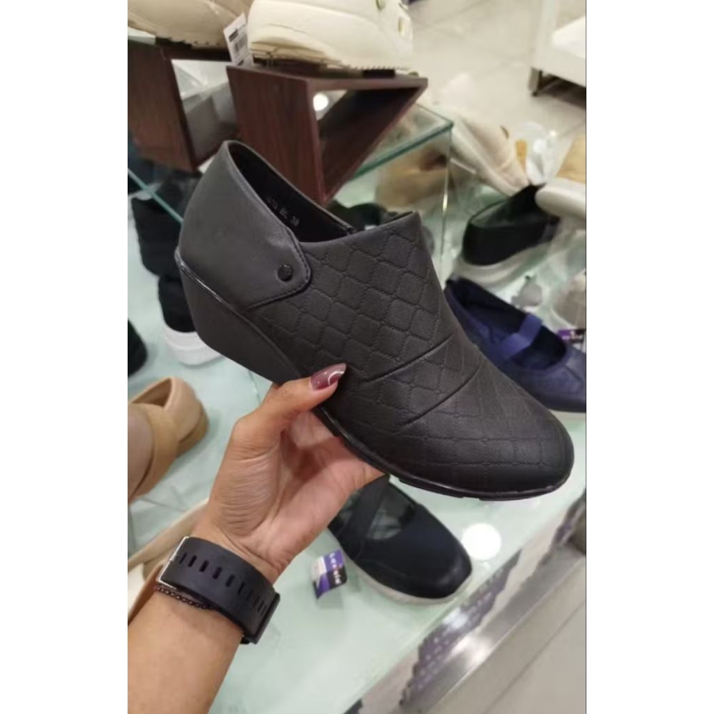 LAVIOLA SHOES ORIGINAL. Sepatu Formal Wanita Boots Wedges 5cm