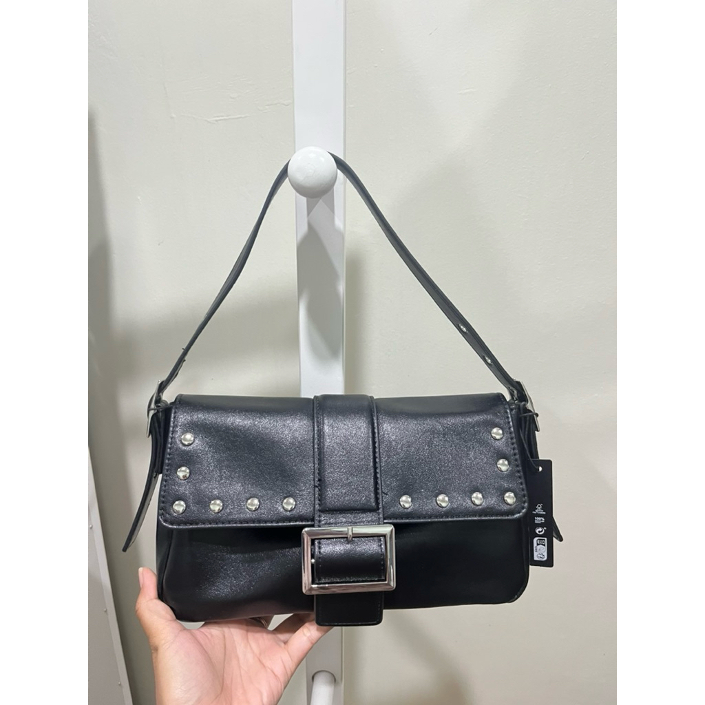 Tas Shoulder Bag Stradivarius hitam studded bahan kulit sintetis lemas sale