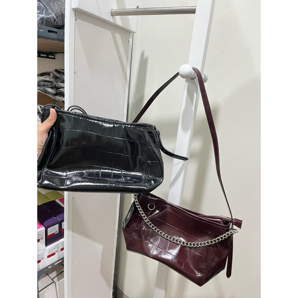 Tas Slingbag Stradivarius bahan kulit sintetis croco warna hitam dan burgundy sale