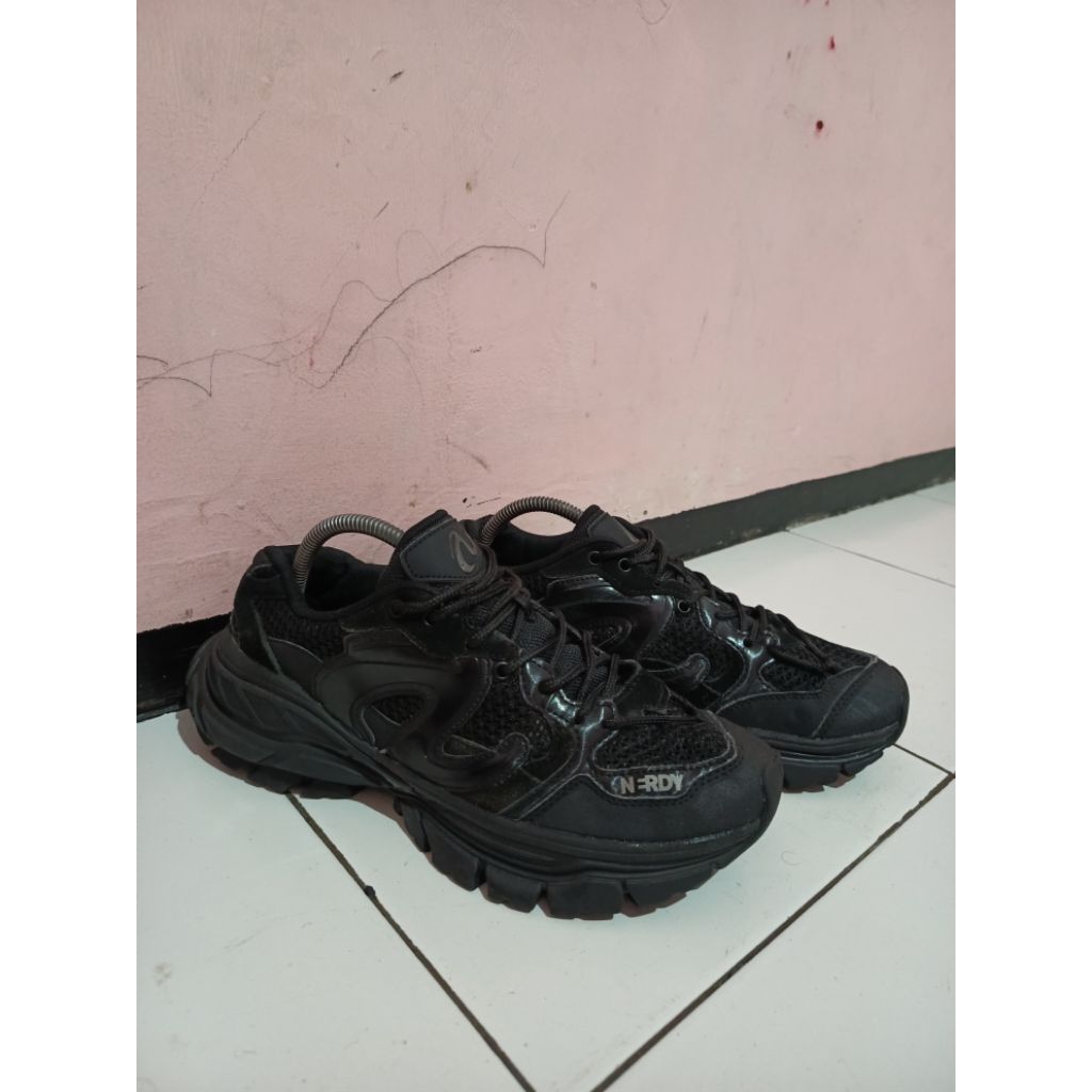 Sepatu Sneakers Nerdy Runner High Fullblack size - 42 fit to 42,5