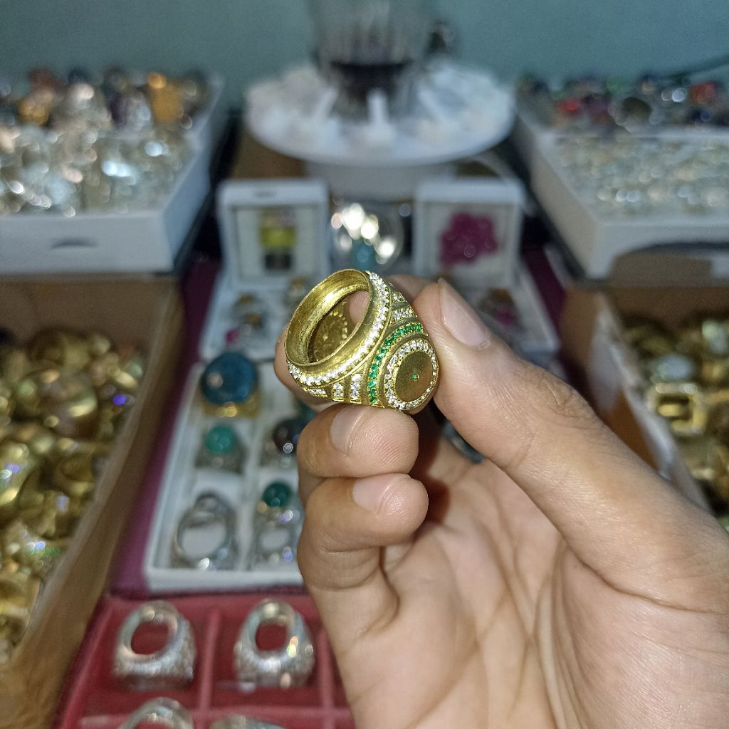CINCIN/RING/EMBAN/IKETAN BATU AKIK DAN PERMATA MEWAH DAN ELEGAN BAHAN KUNINGAN SARI SUPER
