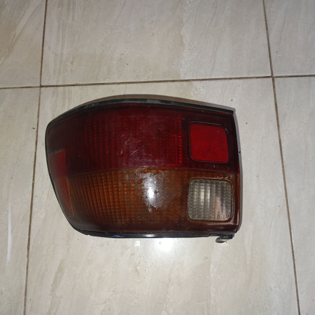 STOPLAMP LAMPU BELAKANG FORD LANCER SONIC 1991-1995 ORIGINAL ( KANAN)