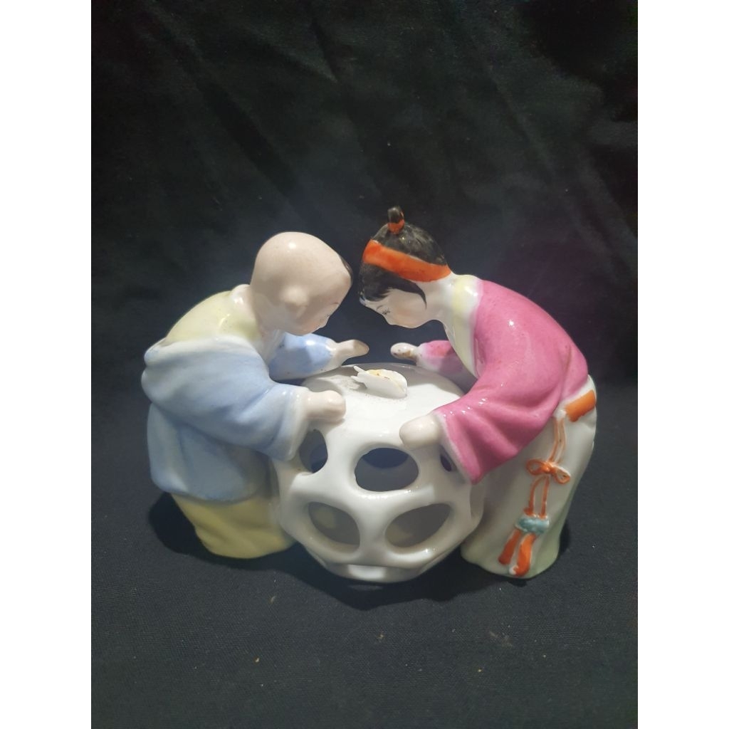 patung keramik anak kecil