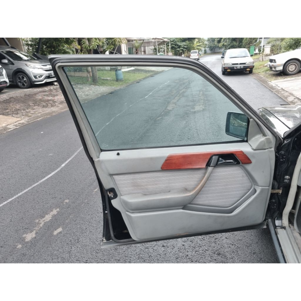 Karet pintu kiri depanW124