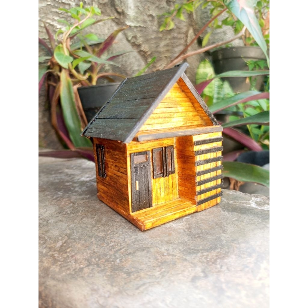 Miniatur rumah kayu minimalis