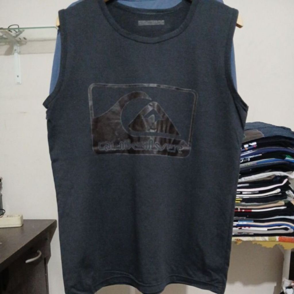 Kaos katun kutung warna navy pekat kerah kencang QUICK SILVER second Original size L ld 108cm Pjg 71