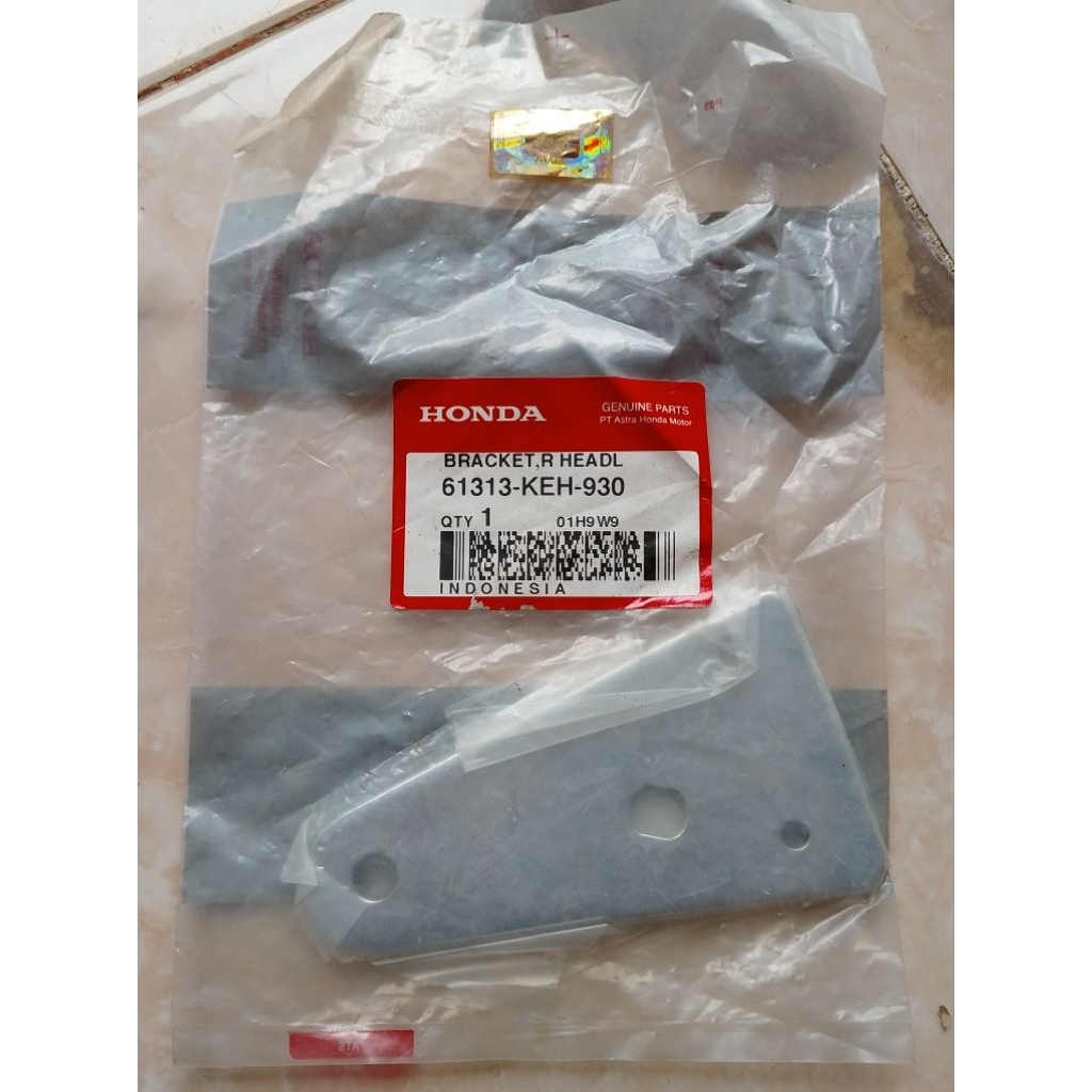 61313KEH930 BREKET BRACKET KUPING KANAN LAMPU DEPAN MEGAPRO LAMA ORIGINAL 61313-KEH-930