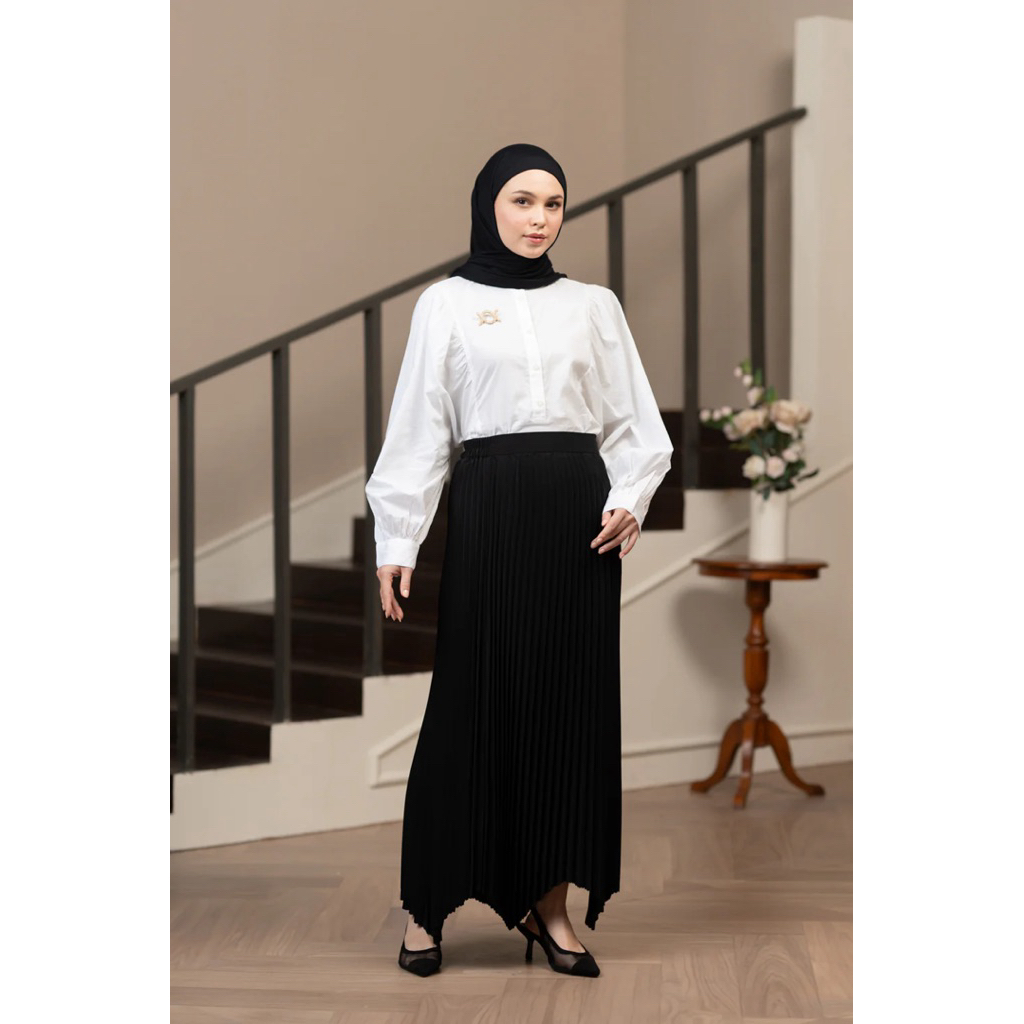 Lacy Skirt Wearing Klamby