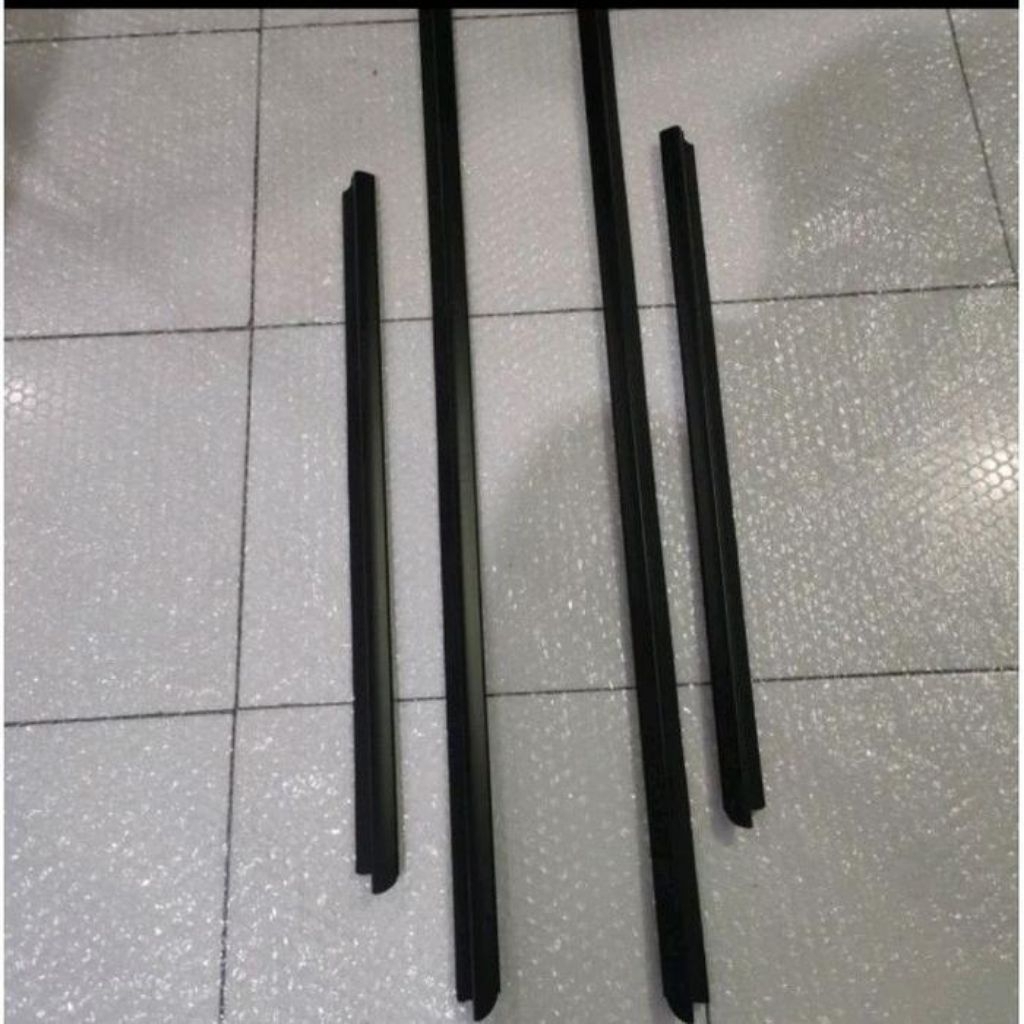 Pelipit Karet Kaca Luar Calya Sigra