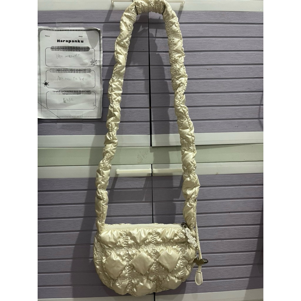 Preloved carlyn poing mini bag white pearl