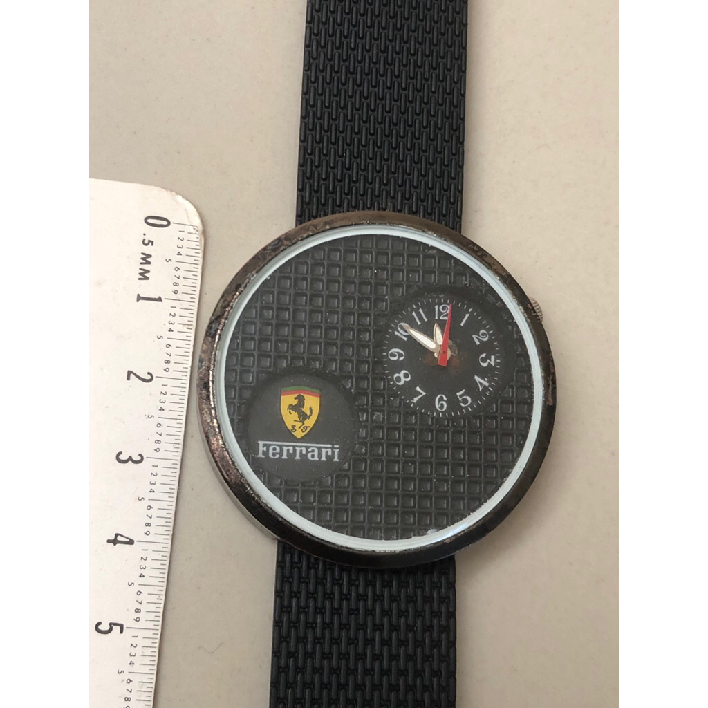 Ferrari Sport Watch dengan Dial Tekstur Hitam