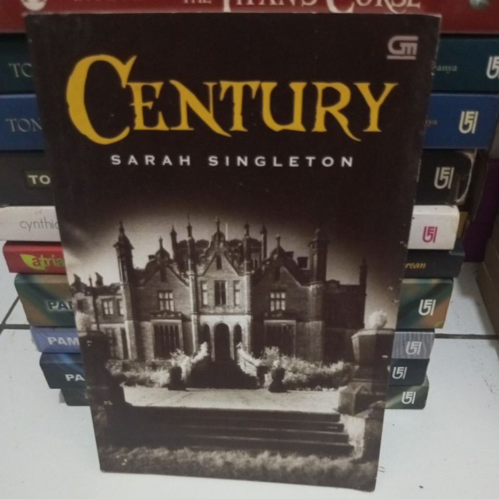 novel CENTURY - Sarah Singelton