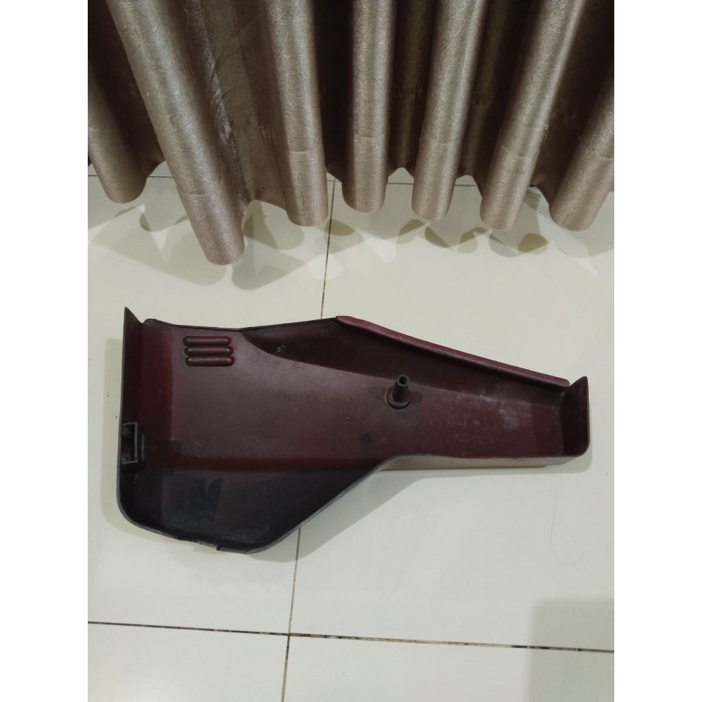 side cover box  aki tutup kempong aki accu suzuki A100 A9 A10 bagian kanan original COPOTAN