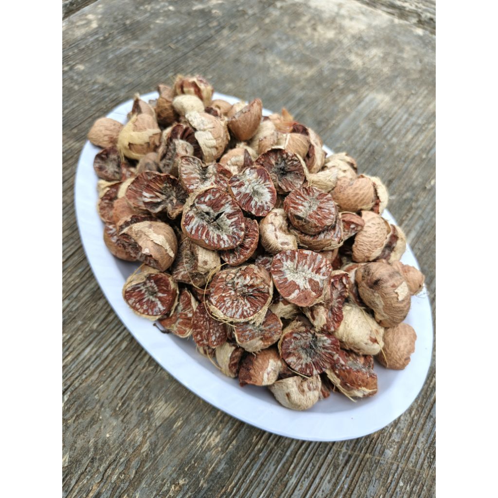 Buah pinang tua kering siap untuk dihaluskan 200 gram kirim langsung