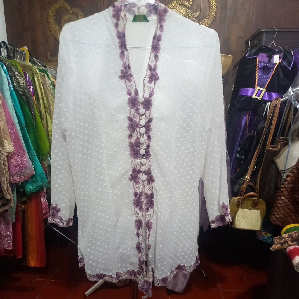 Setelan Kebaya Encim Rubiah Putih Kebaya Kerancang