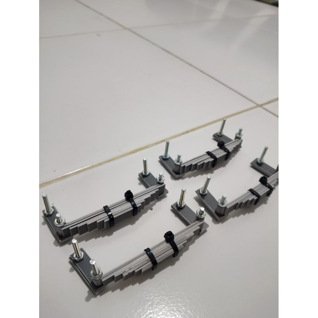 Per Daun lengkap mur+baut+anting untuk  miniatur truck plastik bahan pvc