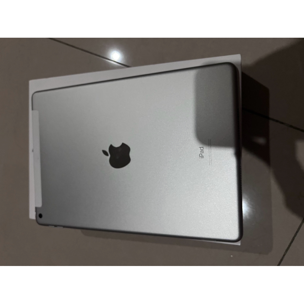 Ipad 8th gen wifi+cell 32GB + keyboard