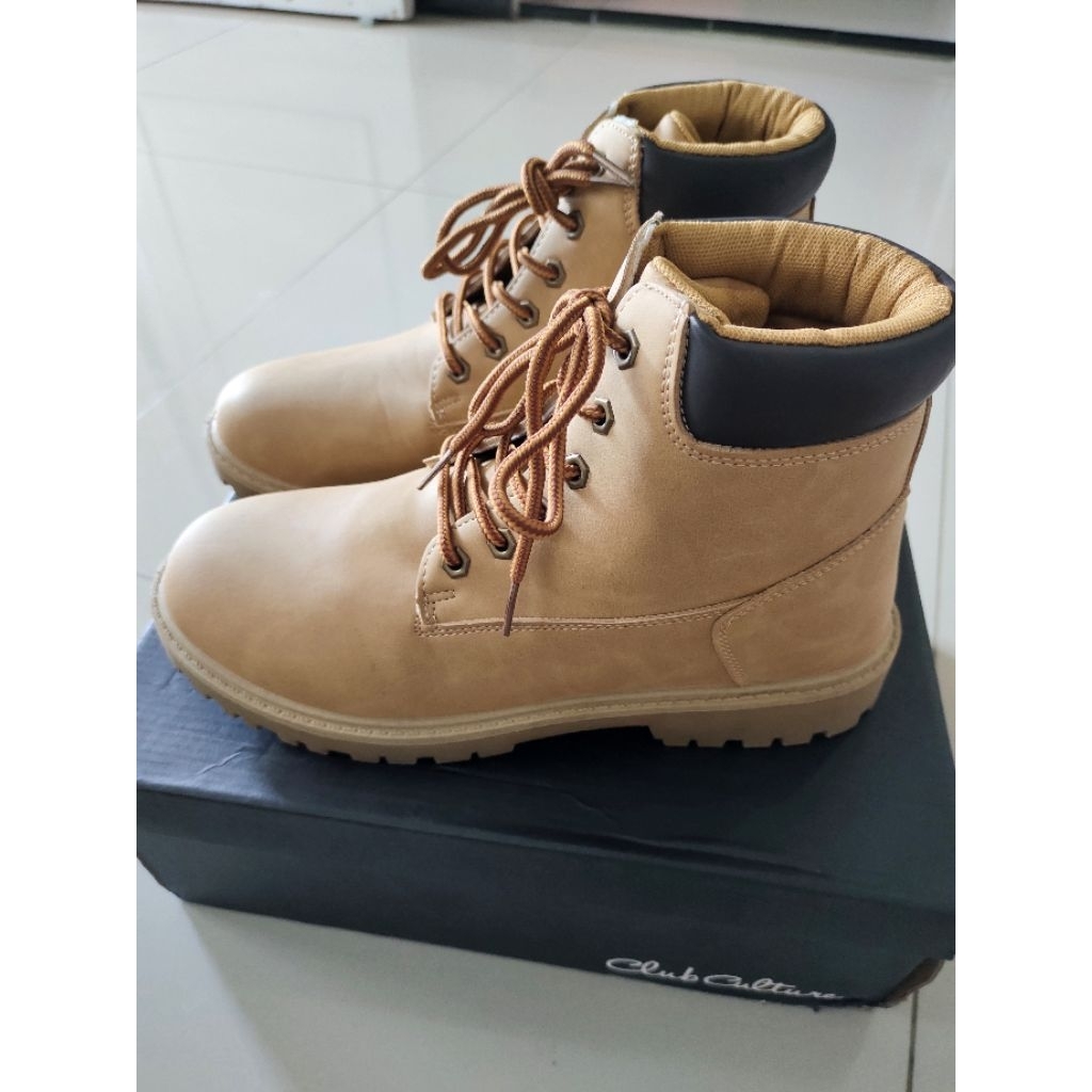 Sepatu "Club Culture"