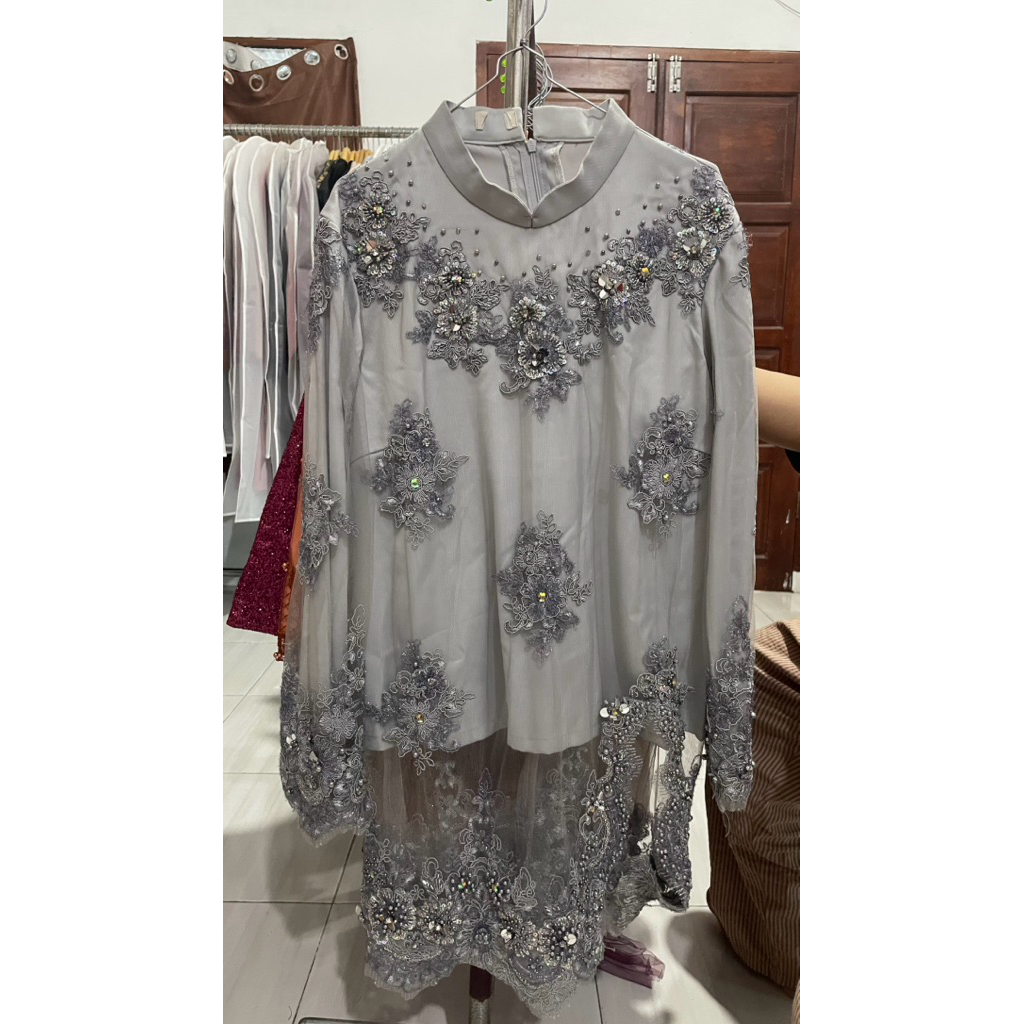 Kebaya Abu-abu