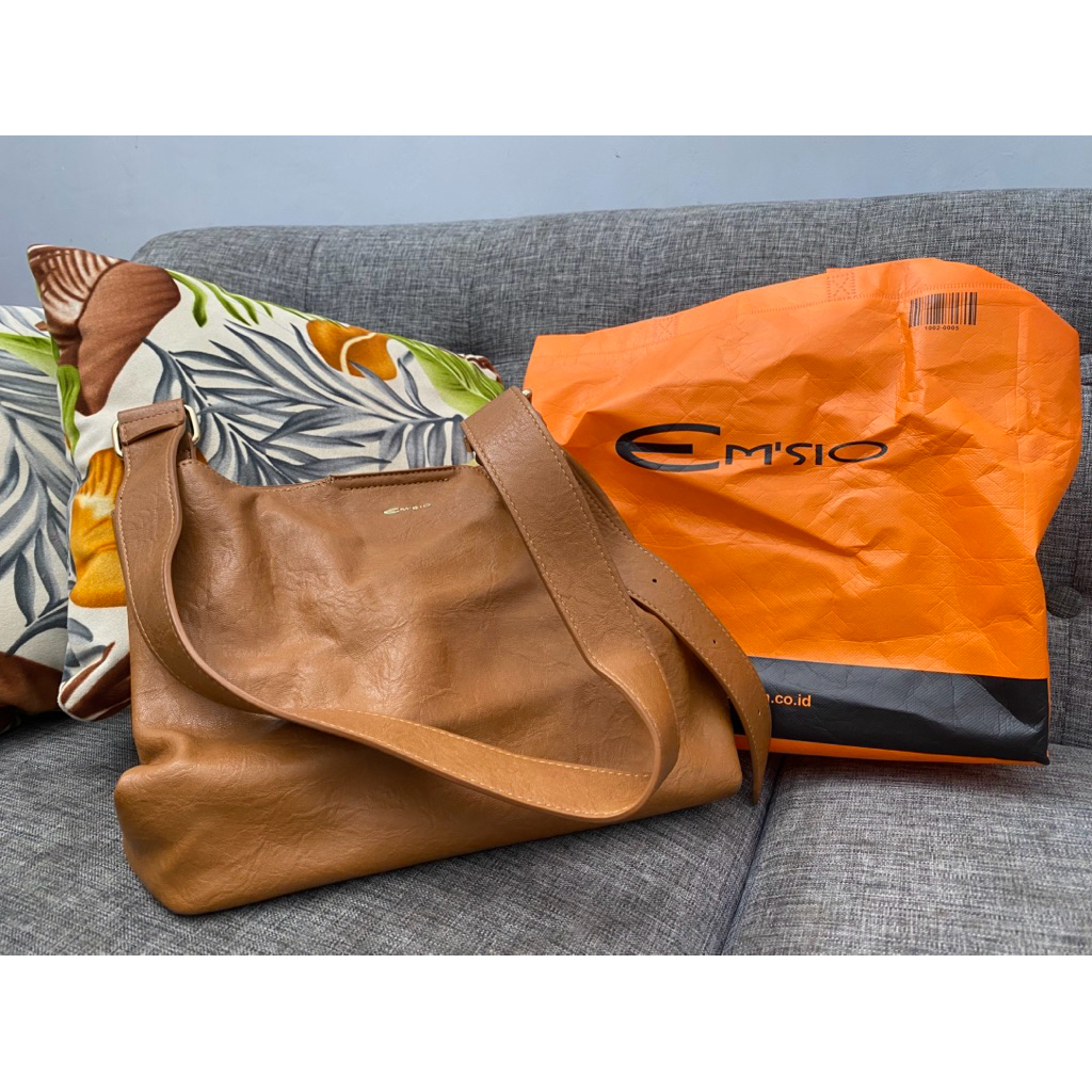 Tas Emsio by Elizabeth