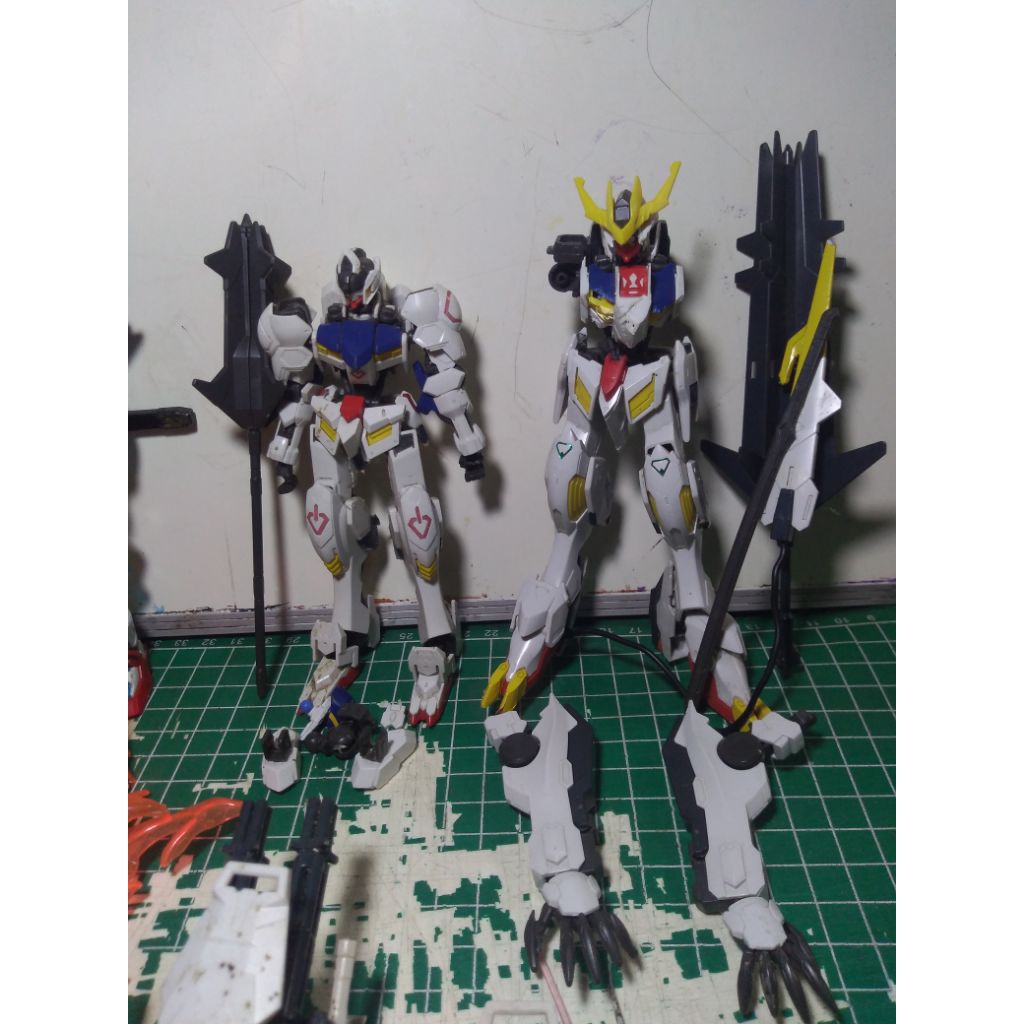 borongan 2 pcs junk Gundam & banyak accessories Bandai. barbatos 1st form, barbatos lupus Rex