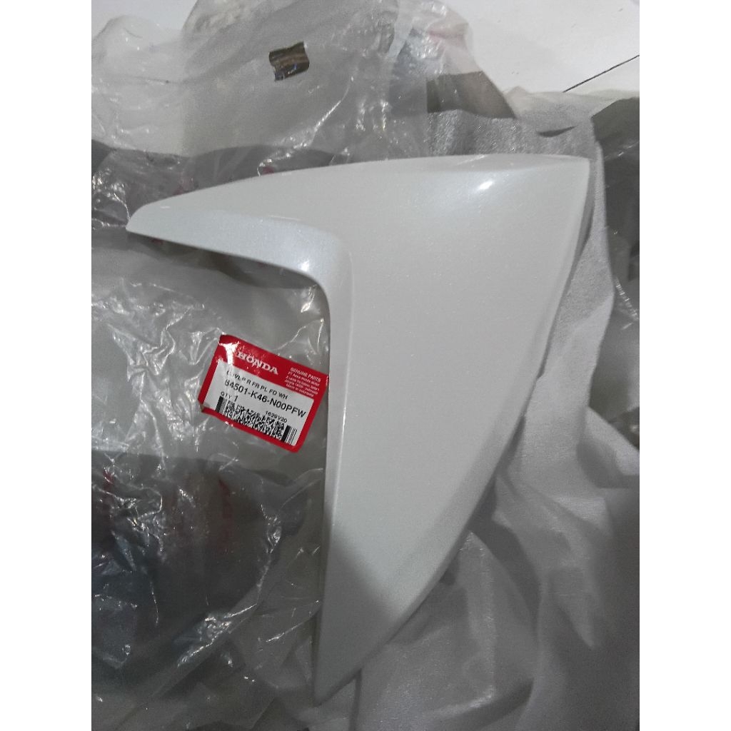 64501 K46 N00PFW COVER SAYAP DEPAN VARIO 110 Fi PUTIH KANAN ORIGINAL AHM