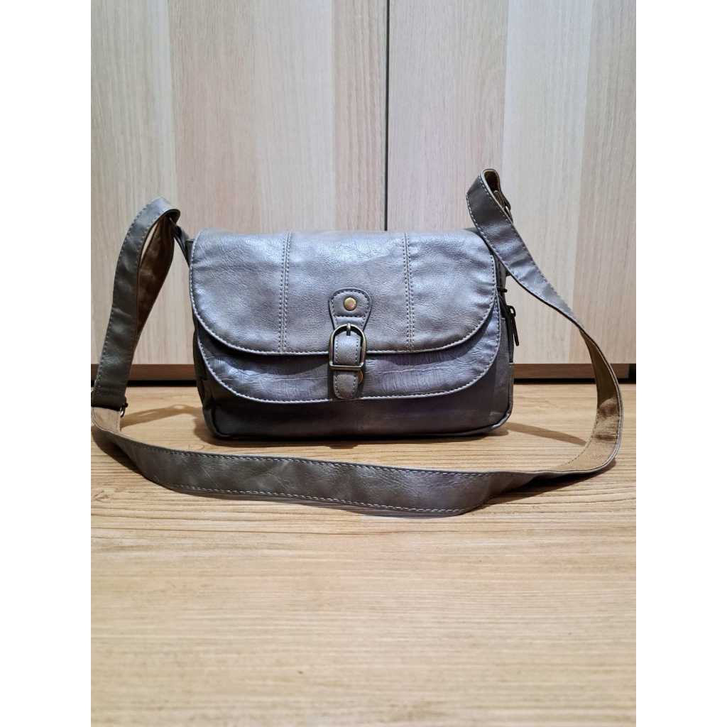 Tas Kulit Wanita Largo Banyak Kantong Shoulder Bag