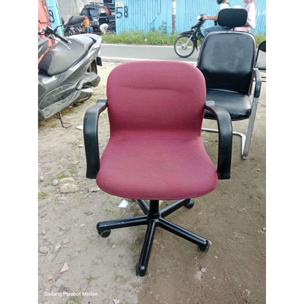 Kursi Putar Bekas / Kursi Staff Kantor / Kursi Belajar / Kantor Bekas Murah