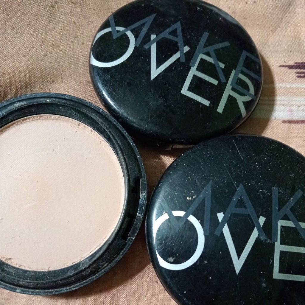 Makeover Bedak Padat Cek Deskripsi