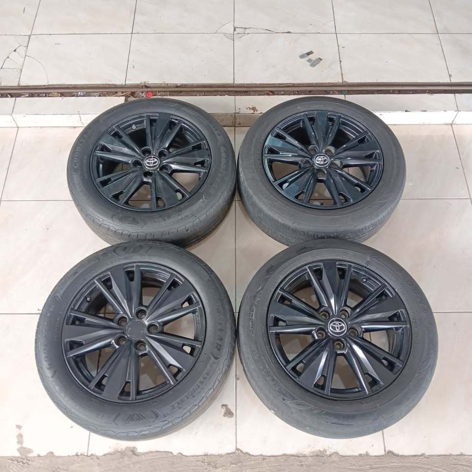 Velg mobil bekas replika venturer r17 pcd 5x114,3 untuk rush terios camry voxy