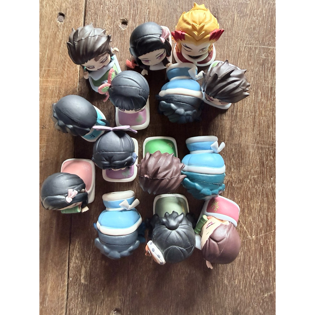 Original official merchandise demon slayer kimetsu no yaiba onemutan narabun suwarasetai akrilik giy