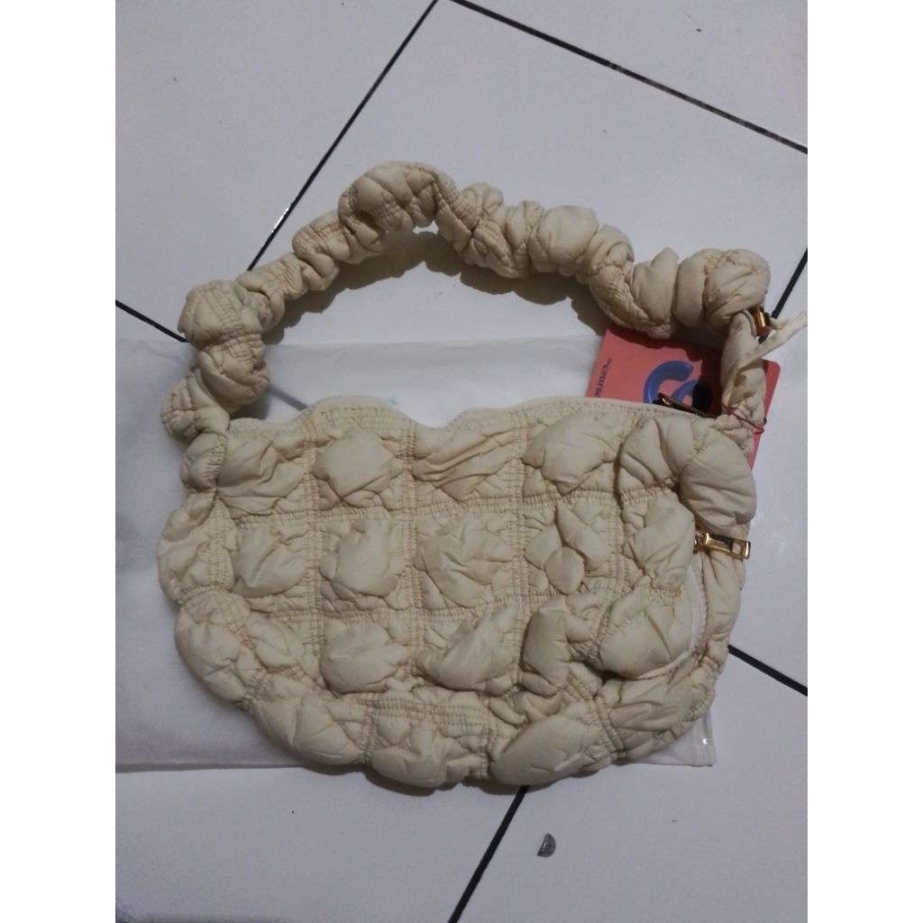 Carlyn Cozy Bag atau Carlyn Soft Bag.