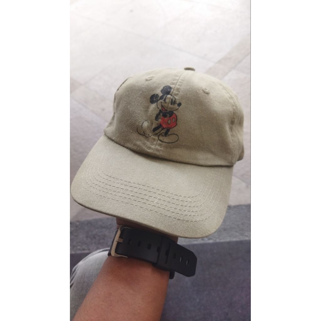 topi second mickey dari disney