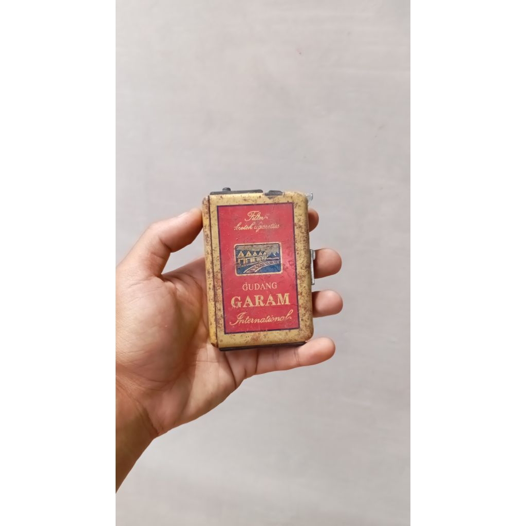 Tempat rokok dan korek jadul antik