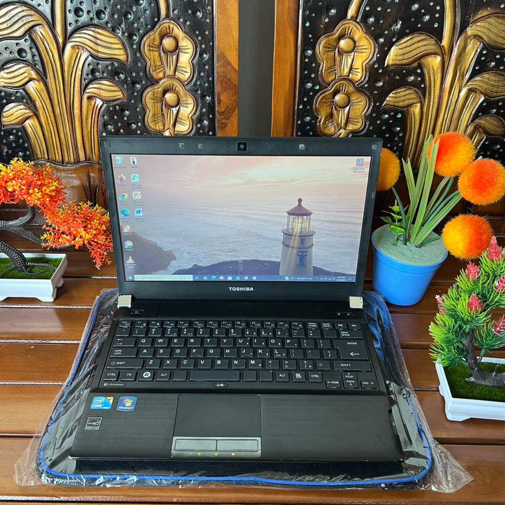 toshiba dynabook core i3. ram 4gb. ssd 128gb