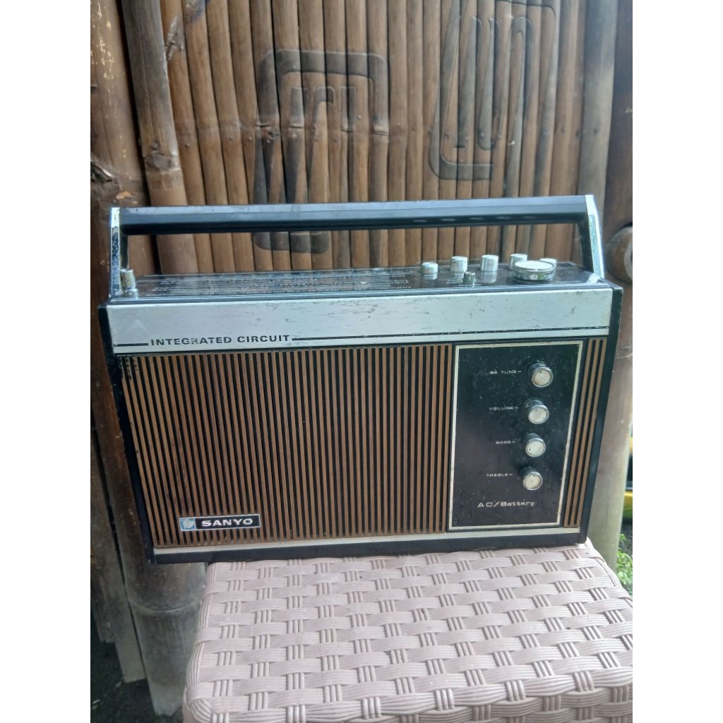 Radio Sanyo 245rb jadul antik vintage lawas kuno display dianggap mati