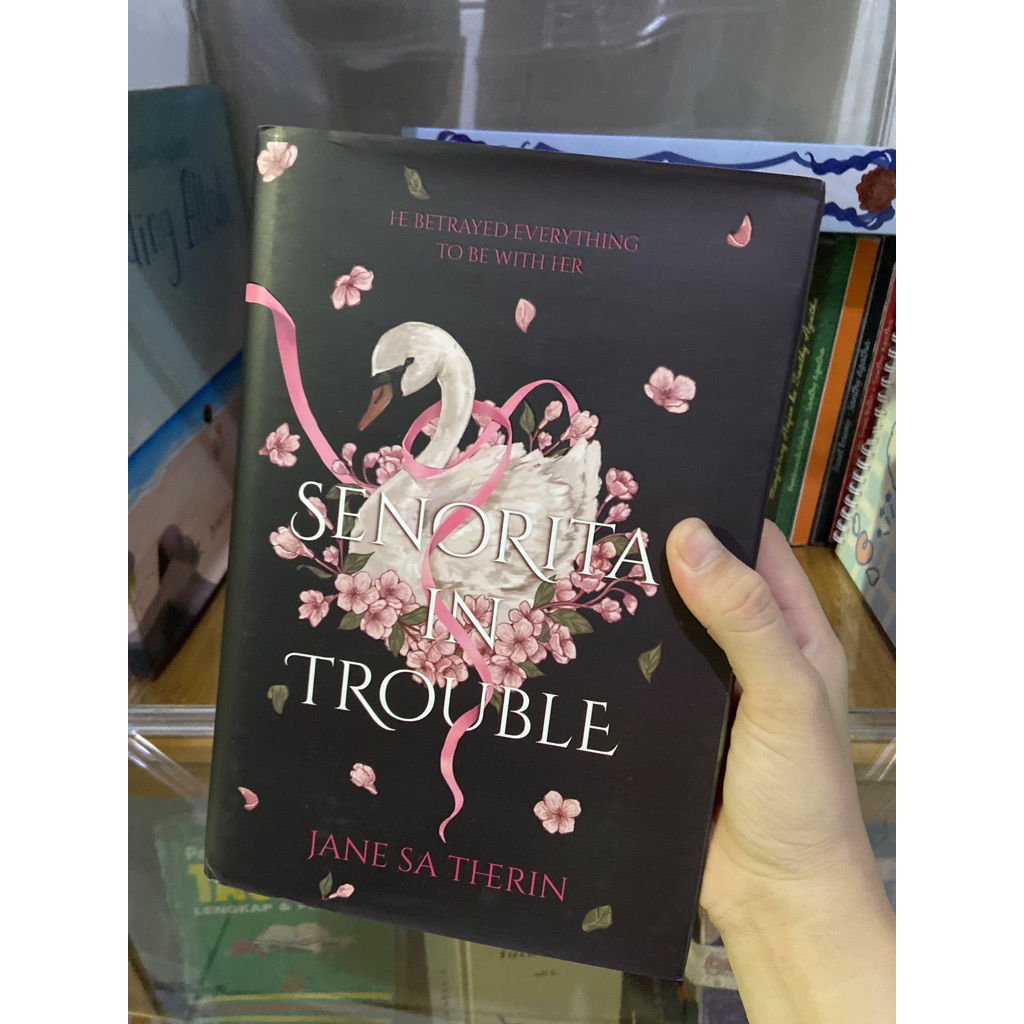 (READY) Senorita In Trouble Edisi Pertama Hard Cover (SPLITPAY)