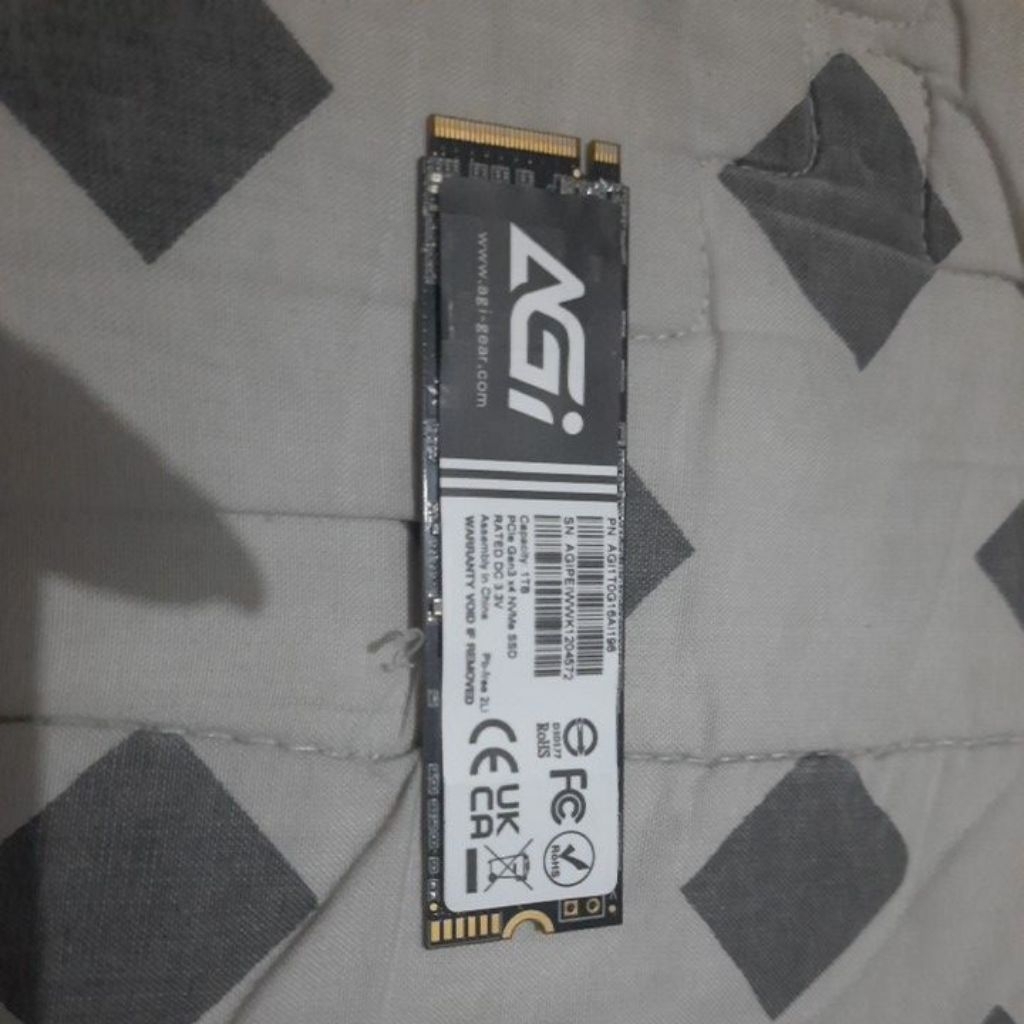 jual SSD 1tb kondisi sehat centinen tertera di foto