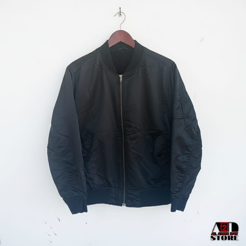 GU bomber Pilot Global Uniqlo Hitam